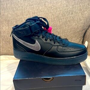 Nike Men's Black and Silver Sneakers